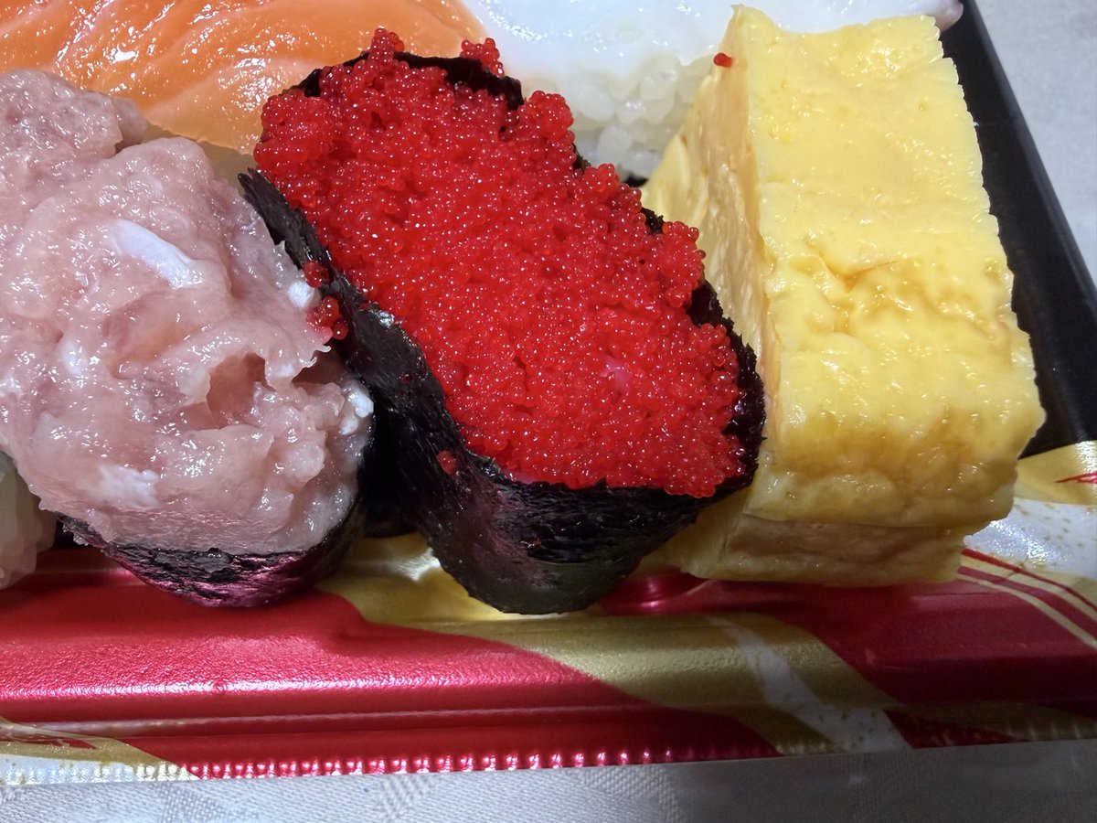 smiledent1919's tweet photo. 晩御飯

夜寿司を買いに近くのスーパーに行く
夜とは思えない暑さビックリだわ

カニの卵？
どう見ても色がぁ〜
まっ、良いかぁ〜

料理研究家リュウジさんが考えたレシピなのかぁ？
美味しかったですよぉ〜 https://t.co/pI6PdLPskC