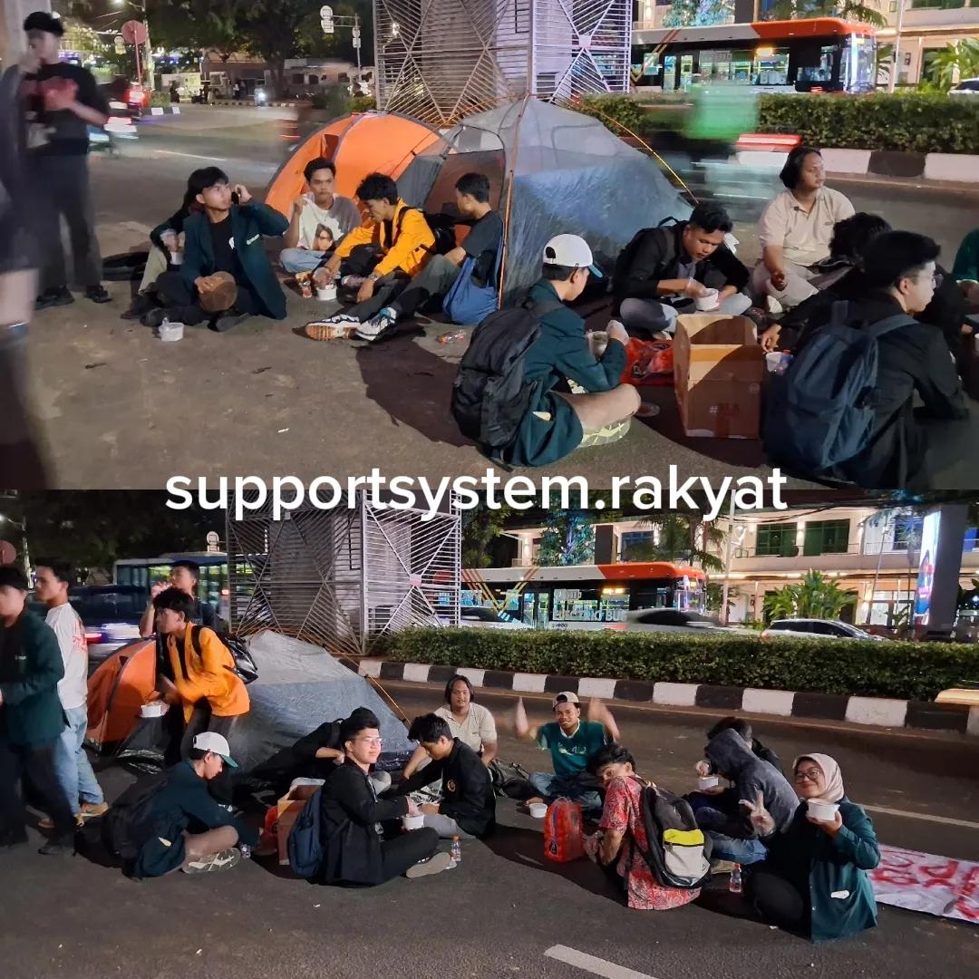 bismillahyuk_'s tweet photo. Camping di gunung ❌️
Camping di tengah jalan depan Kejagung RI ✅️

Truk Tinja pun juga standby depan Kejagung RI 🔥

Saluut sama Mahasiswa yg #demo hari ini!

#IndonesiaDaruratKorupsi
#IndonesiaGelap https://t.co/MazBGBjLw5