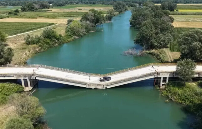 le_Parisien's tweet photo. « On joue avec la mort » : un pont détruit par la tempête Daniel encore emprunté chaque jour par des conducteurs imprudents en Grèce
➡️ https://t.co/uyZ4eLcPNJ https://t.co/v1bP6AoJyl