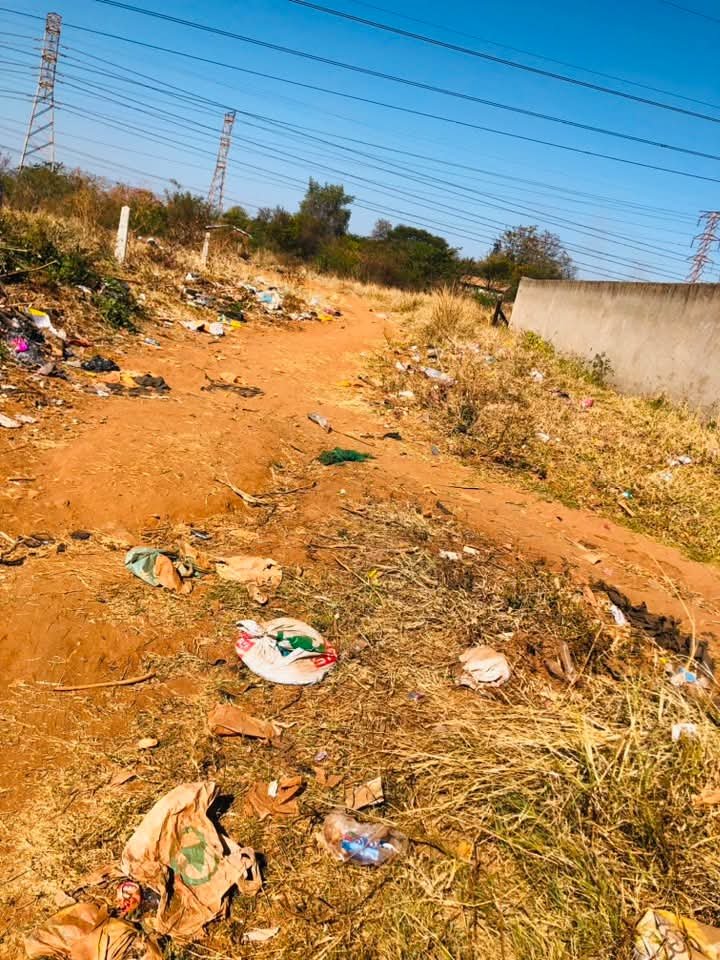 NorthWesTimes's tweet photo. BAAGI BA GG KWA TLHABANE BA KOPA THUSO YA POTLAKO 🚨🚨

Baagi ba GG le Bester kwa motsesetoropong o mo tonna wa Tlhabane,ba ikuela go baeteledipele gore ba tswale kgotsa ba fedise tsela ya batsamai ka maoto(Passage) e e bapileng le Sekolo Se Segolwane Sa Mangope, ba re go dingwagangwaga e fetogile lefelo le le tletseng bokebekwa.

Ba re badiri ba ba yang le ba ba tswang tirong, gammogo le bana ba dikolo, ba a tlhaselwa,ba a kgothodiwa ebile lego betelelwa gantsi fa ba dirisa tsela eo.

Ba kopa Mmasepala wa Rustenburg, Lefapha la Thuto le SAPS,go tsaya kgato ka bonako jo bo kgonagalang pele mongwe a latlhegelwa ke botshelo kgotsa pele ba itseela molao mo matsong abo go sa nne monate.

#NORTHWESTIMES 
#PEOPLEMUSTKNOW