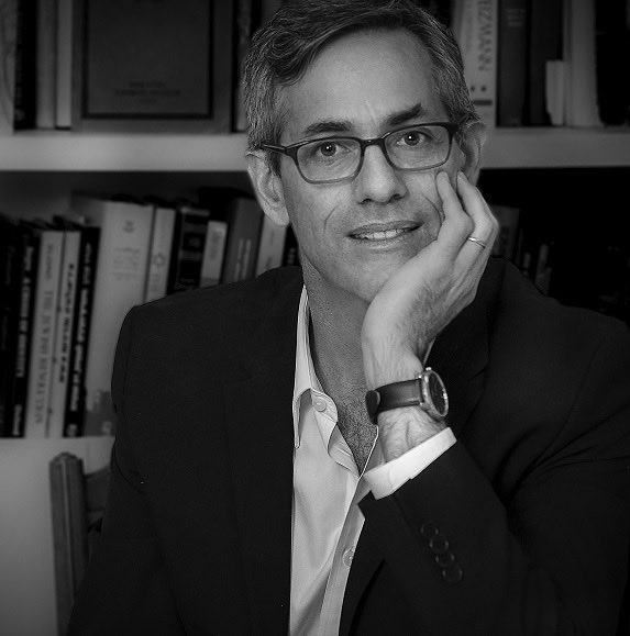 PatChampagnac's tweet photo. " Nous ne sommes pas les victimes. Nous sommes les bourreaux . Jamais dans toute l'histoire juive, les juifs n'ont tué autant d'êtres humains ".( David Meyers , professeur d'histoire juive à L'université UCLA de Californie de Los Angeles et Président de l'ONG " New Israel Fund ", auteur de nombreux  ouvrages) 

Devant les images innommables de Gaza, 
David Meyers a écrit il y a deux ans avec le rabbin Chaim Seidler-Feller, également professeur et figure importante  du judaïsme progressiste américain , connu pour son engagement en faveur du dialogue entre israëliens et Palestiniens, cette nouvelle prière de Yom Kippour  :

" Je demande pardon pour le péché d'avoir souillé le nom de Dieu et du judaïsme (...), pour le péché d'avoir apporté la mort et la dévastation à notre prochain, pour le péché d'avoir imposé notre propre souffrance à l'autre, pour le péché d'avoir nié le droit de vivre à notre prochain, pour le péché d'avoir violé la dignité d'autres êtres  humains, pour le péché d'avoir mené une guerre de vengeance, pour le péché d'avoir affamé des personnes en particulier des enfants innocents, pour le péché d'avoir volé la terre d'autrui, pour le péché de domination et de suprématie sur les autres, pour le péché d'indifférence et d'aveuglement."

J'espère que ces mots , bienveillants et empathiques de ces nombreux intellectuels juifs américains , viendront bousculer les certitudes et les hypocrisies de la plupart de nos intellectuels juifs français étrangement silencieux lorsqu'il s'agit de dénoncer les exactions et les crimes de guerre à Gaza et en Cisjordanie .
#ConscienceJuive