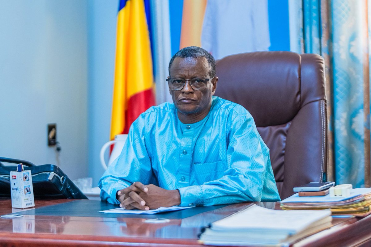 SonemicT's tweet photo. #SONEMIC #ANTENNE ENNEDI-OUEST : CIVILITÉ ADMINISTRATIVE

Fada, Chef-lieu de la Province de l’Ennedi Ouest

L’équipe de la #SONEMIC est arrivée à Fada, dans le cadre de sa mission d’implantation de nouvelles antennes sur les sites miniers du pays.

Conduite par M. Mahamat Aboubakar KELLEI, Directeur des Activités Minières et du Commerce, et accompagnée de M. Ousmane ERDA, Conseiller en charge de la Sécurité à la SONEMIC, la délégation a été reçue par le Contrôleur Général de Police GOUKOUNI ALLATCHI TCHOUGOUBOU, Délégué Général du Gouvernement auprès de la province de l’Ennedi Ouest.

Cette rencontre de courtoisie a permis à l’équipe de présenter les objectifs de sa mission, notamment l’installation prochaine de l’antenne de la SONEMIC à Wadi Sala, dans le département de Mourtcha.

Les échanges ont porté sur les dispositions à prendre pour assurer le bon déroulement de cette opération qui vise à renforcer la présence de l’institution dans les zones d’activités minières.

À travers cette mission, la #SONEMIC poursuit ses efforts de proximité avec les acteurs du secteur minier et de renforcement du contrôle et de l’encadrement des activités d’exploitation sur le territoire national.

#Tchad #Mines #EnnediOuest #Fada #WadiSala #Mourtcha #Orpaillage #Décentralisation

—————————-

#سونيمي #مكتب_إنيدي_الغربي: زيارة مجاملة بفادا

فادا - عاصمة إقليم إنيدي الغربي

وصلت بعثة #سونيمي إلى مدينة فادا في إطار مهمتها الرامية إلى نشر مكاتب جديدة في المواقع المنجمية بالبلاد.

وترأس البعثة السيد محمد أبو بكر كلي، مدير النشاط المنجمي والتجارة، بمرافقة السيد عثمان إردا، مستشار الأمن بشركة سونيمي. وقد استقبل الوفد السيد قوقوني ألاتشي تشوقوبو، المراقب العام للشرطة، المندوب العام للحكومة لدى إقليم إنيدي الغربي.

وخلال لقاء المجاملة هذا، قدم الفريق أهداف مهمته، والمتمثلة أساساً في التنصيب المرتقب لمكتب سونيمي بوادي صالا، بمقاطعة مورتشا.

وتناولت المباحثات التدابير الواجب اتخاذها لضمان السير الحسن لهذه العملية التي تهدف إلى تعزيز حضور المؤسسة في مناطق النشاط المنجمي.

ومن خلال هذه المهمة، تواصل #سونيمي جهودها في التقرب من الفاعلين في القطاع المنجمي وتعزيز الرقابة والتأطير لأنشطة الاستغلال في جميع أنحاء التراب الوطني.