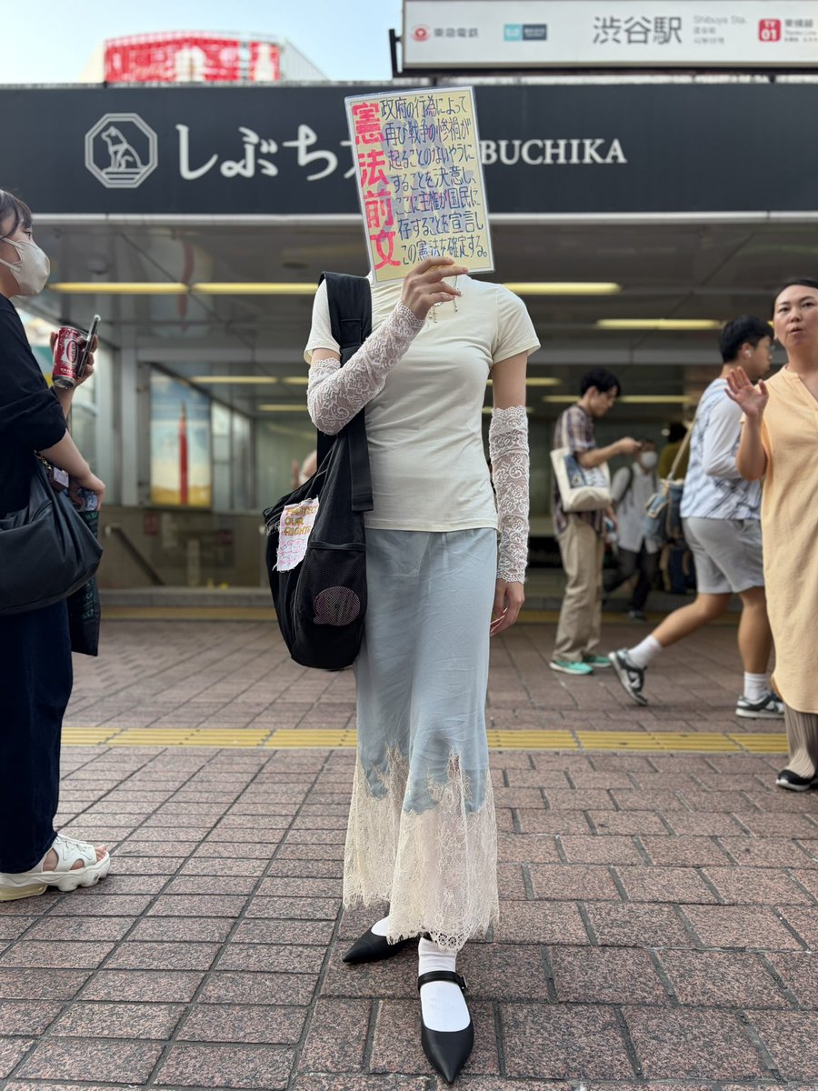 YOUNGTANMEL's tweet photo. Meet me on the Street 🩷🩵💜

7/19の「渋谷スクランブル交差点デモ」で撮影に協力してくださった方のスナップに少しずつコメントをつけさせてもらっています
皆さまもよかったら、ポジティブコメントつけてくださいね
（ネトウヨのクソコメントの方が多いと、めげそうよ）（めげないけど）

#高市やめろ
#デモに行こう
#ファッションスナップ

https://t.co/DpwMPWw5qU