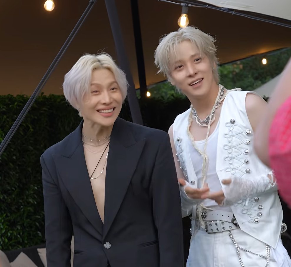 yuwuteez's tweet photo. NOOOOOOOOOOOOOOO LOOK AT THEIR SMILES OMGGGGG AND THE HIGH 10 I CAN'TTTTT YUNHOOOO TAEMIIIN SOOOO CUTE https://t.co/45FZVLwaGg