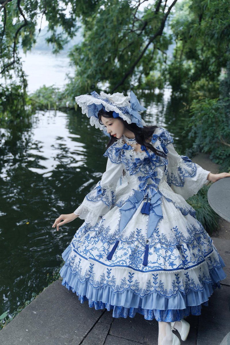 再販開始 青花の繊細な色が衣裳を彩り 一筆ごとの線には美しい美学の