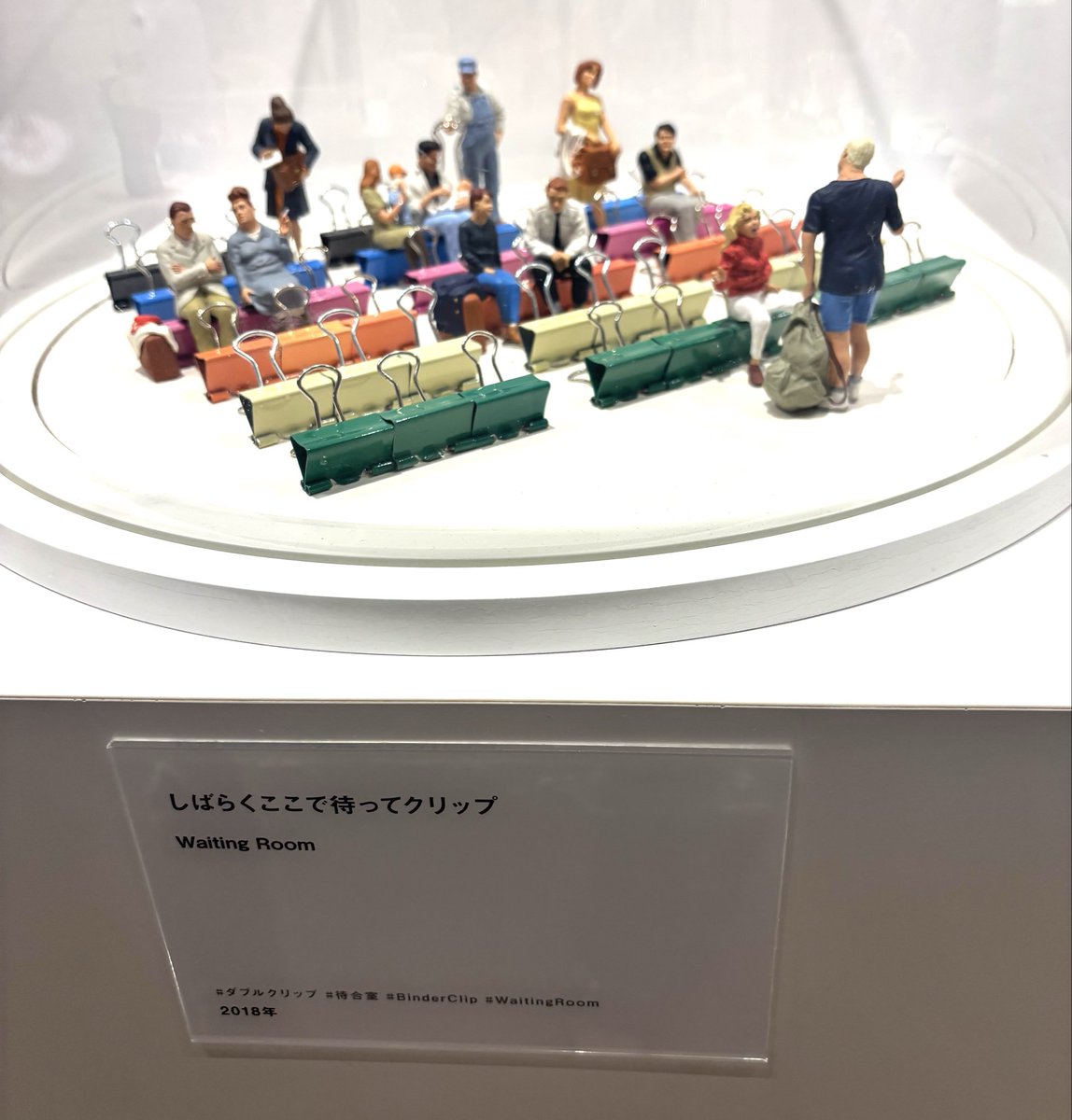 AYAME_lib's tweet photo. ミニチュアライフ展は周杜も連れていったよ💛
クリップの椅子に座らせたり、永遠の雪だるま(指輪)を見たり…💛 https://t.co/zFgYGYsrvv