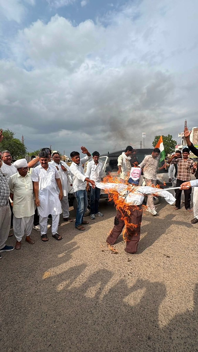 RamrakhMoond's tweet photo. अन्याय चरम पर हो तो 
संघर्ष ही इतिहास लिखता है!
पेपर लीक और छात्रों पर हुए बर्बर लाठीचार्ज के विरोध में ब्लॉक कांग्रेस कमेटी लूणकरणसर द्वारा रोझा चौराहे पर मजबूत विरोध प्रदर्शन किया गया।
इस दौरान तानाशाह मोदी का पुतला फूँका गया।
लाठी और हिरासत से न युवाओं की आवाज़ दबेगी, ! ✊ https://t.co/zeuZjqngEb