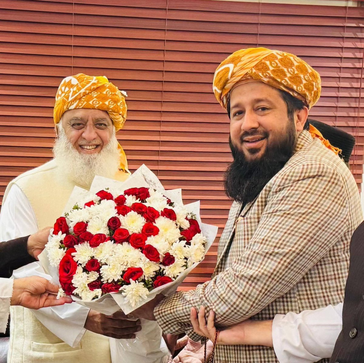 iAimalKhan_'s tweet photo. جانِثار مولانا علامہ راشد محمود سومرو ❤️
@SoomroOfficial لب یو

#مولانا_کا_کڑوا_سچ
#کردارکےبادشاہ_��ولانا
#قابض_چوکیدار
#اسٹبلشمنٹی_ٹٹو
#بزنس_نہیں_دفاع https://t.co/VfZal1bSNA