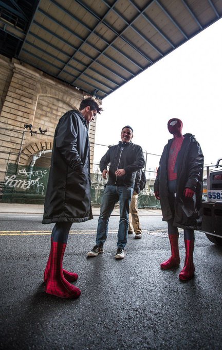 OocTobeyM's tweet photo. A rare photo of Andrew Garfield, director Marc Webb and Spider-Man on the set of The Amazing Spider-Man 2 https://t.co/ZFmPgOg4Iv