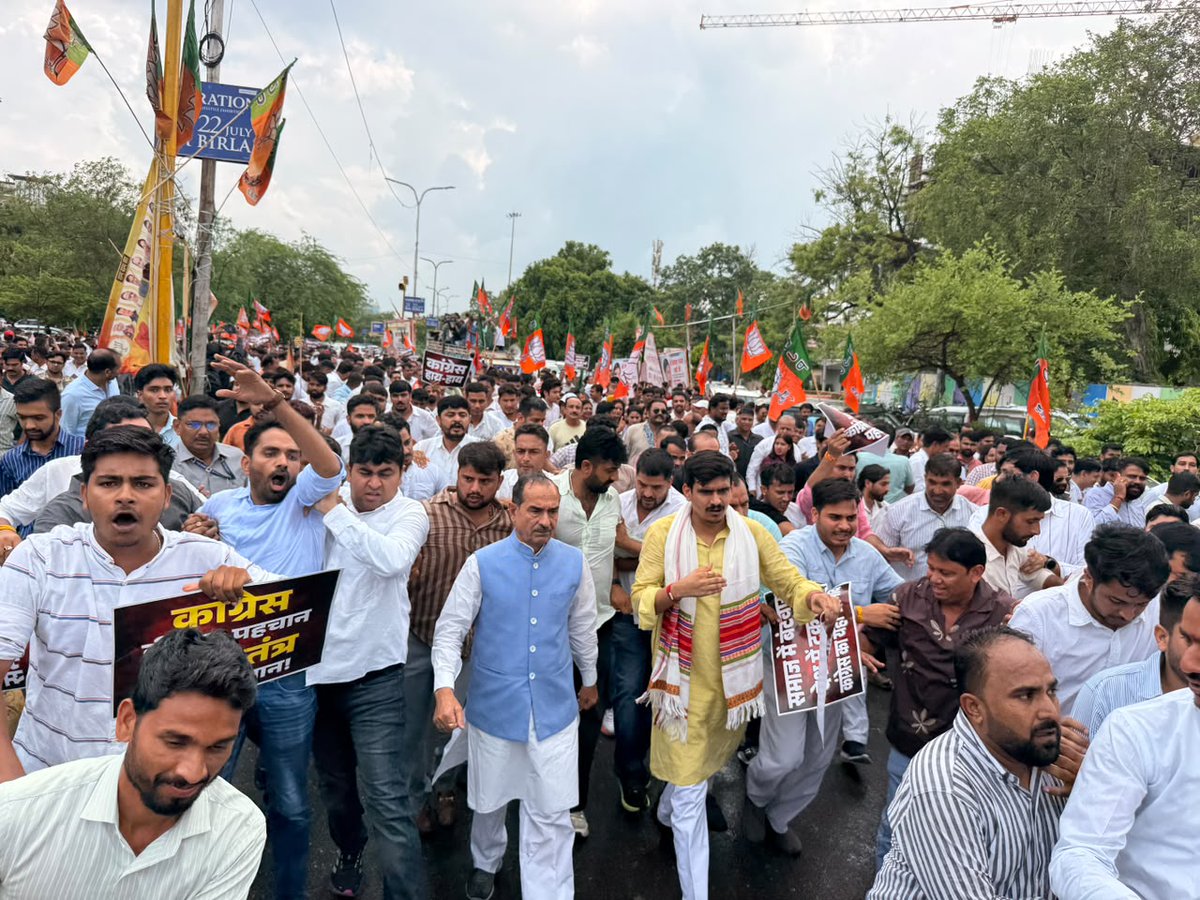 BJP4Rajasthan's tweet photo. नई दिल्ली में नेता प्रतिपक्ष राहुल गांधी द्वारा प्रधानमंत्री आवास के बाहर धरना देने, संसद की कार्यवाही बाधित करने एवं जंतर-मंतर पर हुई कथित पत्थरबाजी के विरोध में आज भारतीय जनता पार्टी, राजस्थान के प्रदेश पदाधिकारियों एवं कार्यकर्ताओं ने जमकर विरोध प्रदर्शन किया।

माननीय भाजपा प्रदेश अध्यक्ष श्री @madanrrathore के नेतृत्व एवं माननीय प्रदेश महामंत्री (संगठन) श्री @ajaeybjp की उपस्थिति में जयपुर स्थित भाजपा प्रदेश कार्यालय से कांग्रेस प्रदेश कार्यालय तक विशाल पैदल मार्च निकाला गया। जिसमें बड़ी संख्या में प्रदेश पदाधिकारी, कार्यकर्ता, जनप्रतिनिधि, मातृशक्ति एवं युवा शामिल हुए और कांग्रेस एवं राहुल गांधी के खिलाफ जमकर नारेबाजी करते हुए अपना विरोध दर्ज कराया।
