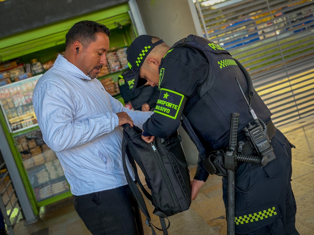 PoliciaBogota's tweet photo. #AEstaHora 🚨| Realizamos “plan desarme” en el Portal #Suba de @TransMilenio , una estrategia para prevenir los delitos que más afectan a los usuarios y fortalecer la seguridad de quienes se movilizan por la capital.

Este año hemos incautado 25.734 armas cortopunzantes🔪 https://t.co/gC8md0LIIf
