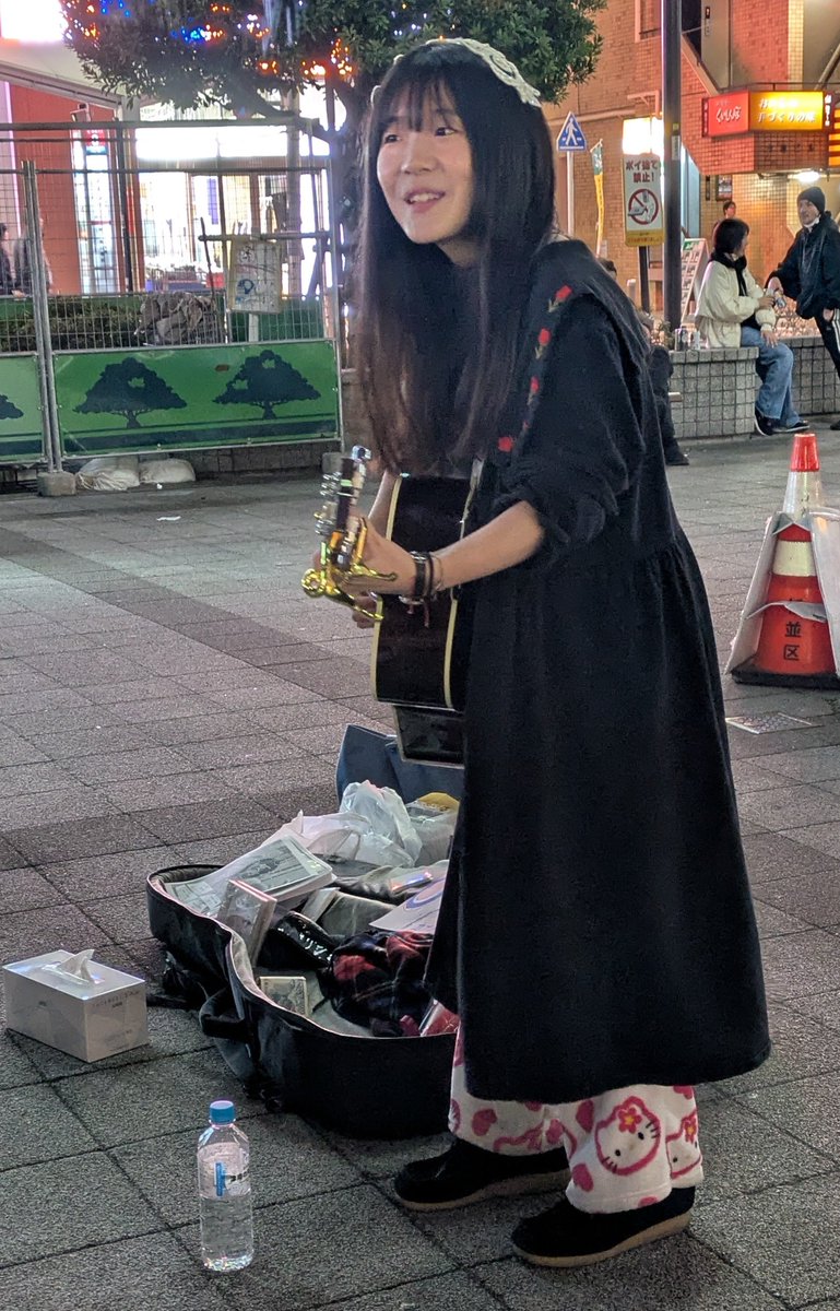 assaultolongtea's tweet photo. 叶芽フウカ
独自のチョイスで紡ぎ出される歌詞。ギターをかき鳴らしながら咆哮する歌唱スタイル。このご時世ミュージシャンに最も必要な路上を含むLIVEで培った絵になるパフォーマンス。私は波に飲まれましたよ🌊🏄️

#次来るシンガーソングライターはだてぃがと叶芽フウカ https://t.co/8UBaj3zX7e