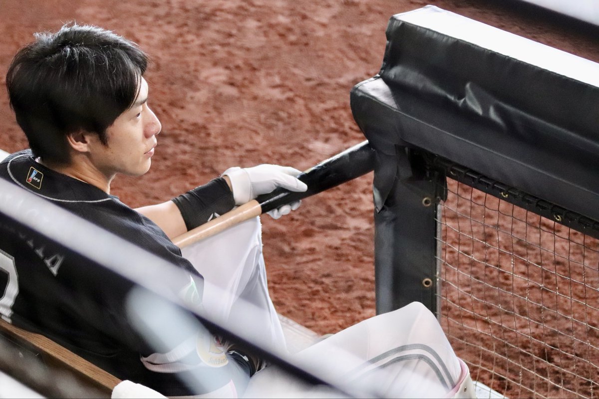INA23777's tweet photo. 座ってる姿もかっこいいギータさん
#柳田悠岐　#sbhawks https://t.co/KFRC3XByE7