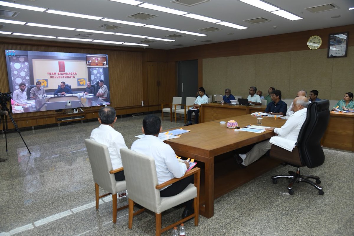 Bhupendrapbjp's tweet photo. નાગરિકોની રજૂઆતોનું ઝડપી અને સંતોષકારક નિવારણ આવે.. અને આ માટે કોઈને છેક ગાંધીનગર સુધી આવવું જ ન પડે એવી વ્યવસ્થાનું નિર્માણ કરવું - એ સરકારની પ્રાથમિકતા છે.

જિલ્લા કક્ષાએ નાગરિકોની ફરિયાદોના નિવારણ માટે દર મહિનાના ચોથા બુધવારે કલેક્ટરશ્રીઓની અધ્યક્ષતામાં 'જિલ્લા સ્વાગત ઓનલાઈન’ કાર્યક્રમ યોજાતો હોય છે. આજે પણ જિલ્લાઓમાં આ કાર્યક્રમ યોજાયો હતો, જે પૈકી મહેસાણા, કચ્છ અને ભાવનગરના કાર્યક્રમમાં ગાંધીનગરથી ડિજિટલ સરપ્રાઈઝ વિઝિટ કરીને જોડાયો અને અરજદારોની રજૂઆતો સાંભળી.

કોઈ પૂર્વનિધારિત આયોજન વિના, કોઈને આગોતરી જાણ કર્યા વિના સીધી જ લોકોની રજૂઆત સાંભળી શકાય તેવી મારી લાગણી છે.

લોકોની રજૂઆતોનો માત્ર કાગળ પર નહીં, પરંતુ અરજદારને પૂર્ણ સંતોષ થાય તે રીતે ગુણવત્તાયુક્ત નિકાલ લાવવામાં આવે તે માટે કલેક્ટર્સને સૂચના આપી. તેમજ જે પ્રશ્નોનો ઉકેલ શક્ય ન હોય, તેની સાચી અને સ્પષ્ટ સમજણ અરજદારને આપવા પણ જણાવ્યું.

જિલ્લા અને તાલુકા સ્તરે અધિકારીઓ જનફરિયાદોના નિરાકરણ માટે પ્રોએક્ટિવ બનીને ઈનિશિયેટીવ લે તેવું આહવાન કર્યું.