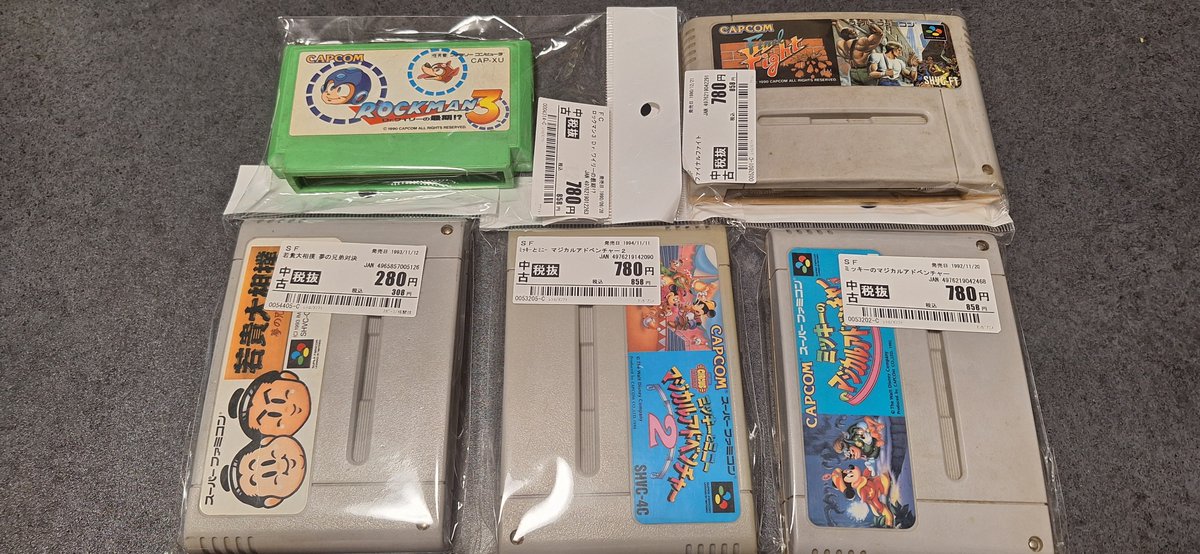 UltriderR's tweet photo. GEOで中古レトロゲームを買ってきました
まあそんなに安くはなかったですが、ここまで汚いならもっと安くてもいいのでは…
ハードオフならジャンク青箱行き～
最近のゲオクオリティ😇 https://t.co/WA21jAeFpp