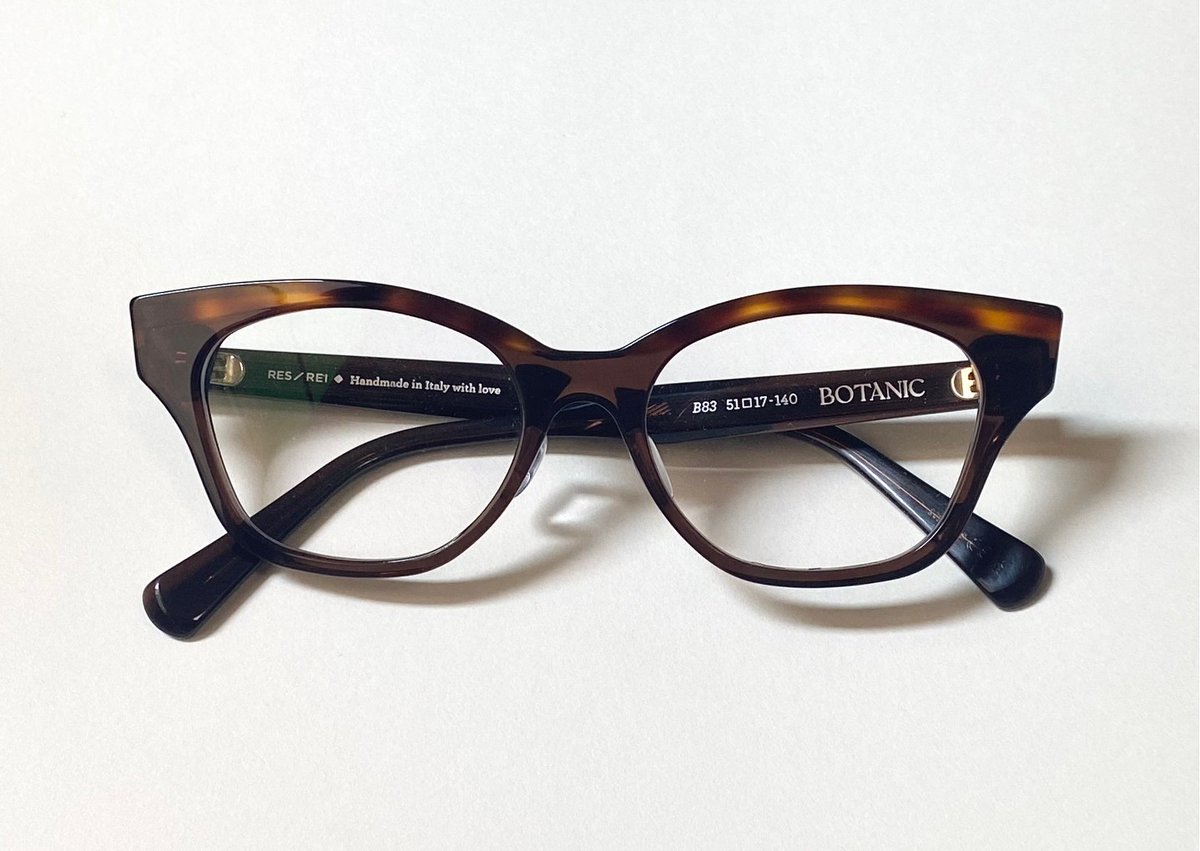 新しい眼鏡。RES/REIの「BOTANIC」です。 全体がデミ柄かと思いきや