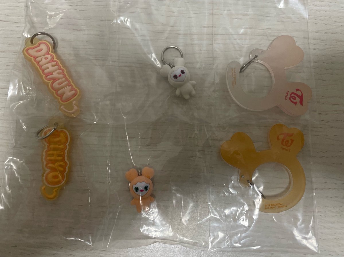 2_g4lei's tweet photo. TWICE LOVELYS アクリルカラビナフロッキーマスコット　ガチャガチャ　カプセルトイ

譲: ダヒョン ジヒョ 
求:買取 （定価＋送料）または stray kids ガチャ

📮郵送希望
お気軽にお声掛けください！ https://t.co/yBshuLtaYZ