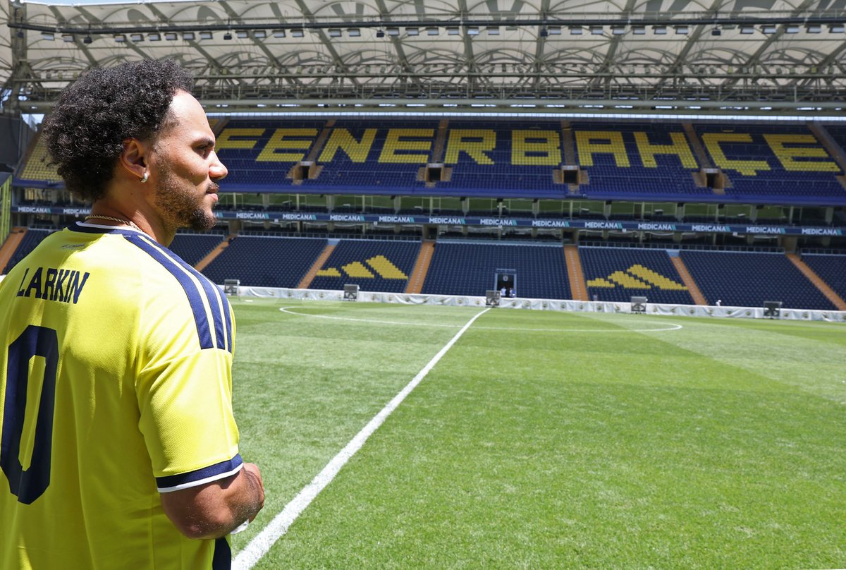 FBBasketbol's tweet photo. Yeni evinde, yeni renkleriyle... 💛💙
@Fenerbahce 

#YellowLegacy https://t.co/q0j8lX1DVE