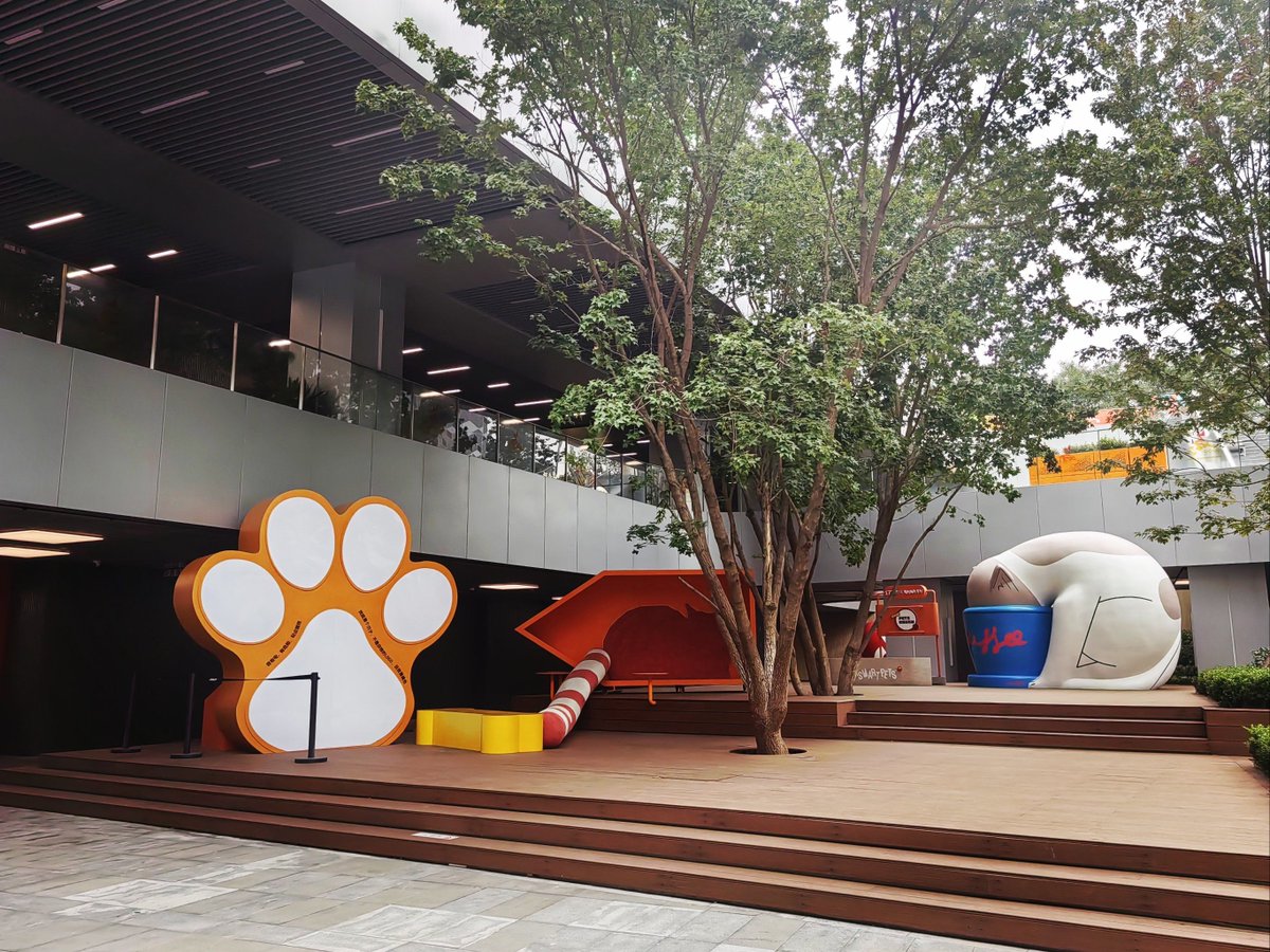 cartet6778gmai's tweet photo. City sidewalk vibes: random street art and a morning cat napping on a store bench. Urban small joys hit different.， https://t.co/fvDqKcKbji