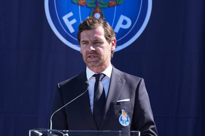 CabineSport's tweet photo. Villas-Boas: "Se esta era realmente, mais uma vez, uma geração de ouro que queríamos ver potenciada no Mundial, foi um fracasso em absoluto em tudo. Não nos animou, não nos inspirou, não havia uma mensagem que nos permitisse sonhar. 

Fora, evidentemente, os slogans atrevidos, não havia nada de inspirador em qualquer uma das prestações."