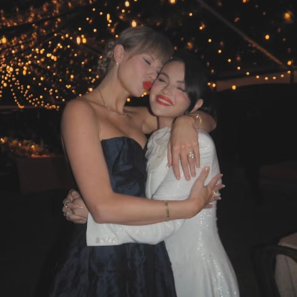 TheSwiftSociety's tweet photo. 🎂| Happy Birthday to Selena Gomez ✨

“I knew from when I met her I would always have her back.” — Taylor Swift https://t.co/v3WBR4o1yv