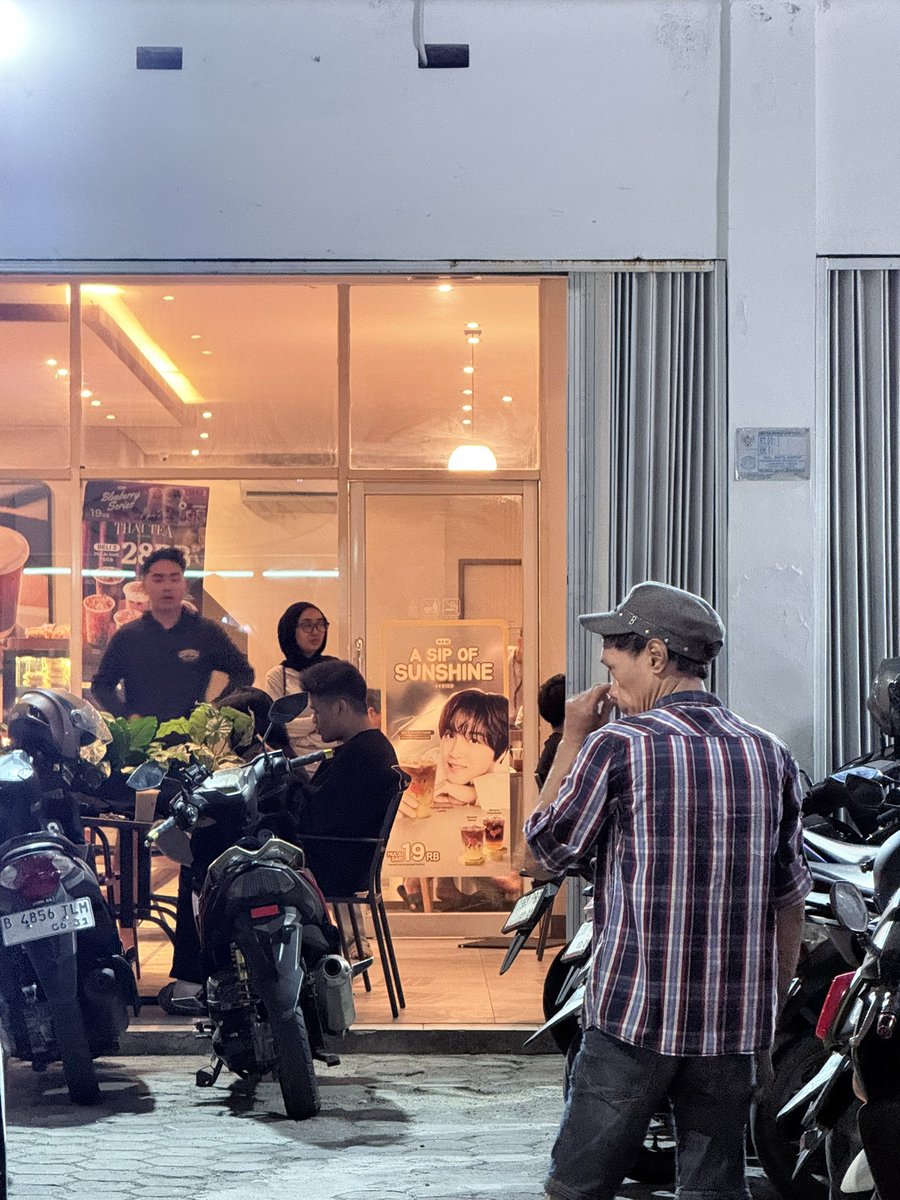 cajyars's tweet photo. ADSGDJAKAHKL LIAT HAECHAN DARI PINGGIR JALAN AJA SENENG BGTT 🤣😭 

#KopiKenanganxNCTHAECHAN https://t.co/TP2PFvJIVx