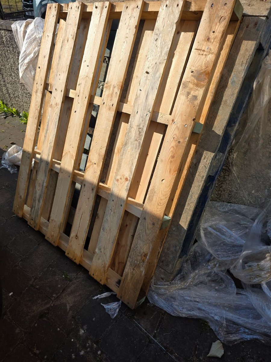 BotFinderUK's tweet photo. Can these pallets get more likes than Reform UK? https://t.co/IYqNqcDgK2
