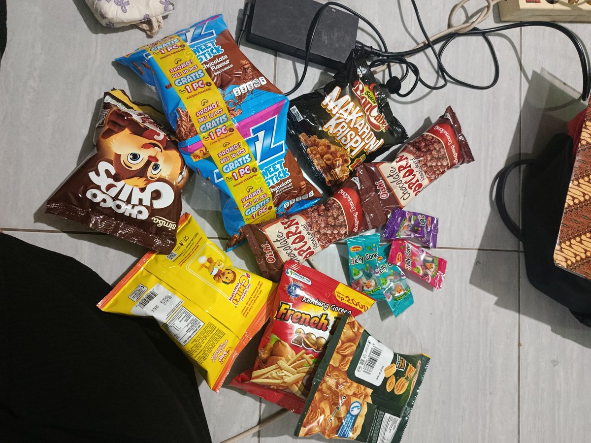 aerycis's tweet photo. suka bgt ma kontrakan baru, samping rumah persis warung jadi jajan terus mana banyak pilihan😍 https://t.co/PQ5ZEXtbf8