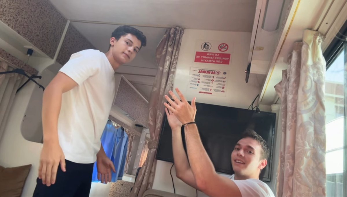 hopelessmind2's tweet photo. I can't help but laugh at Çağan's reactions, he is so funny 😭😭🤣🤣
#ÇağanEfeAk #Daha17 https://t.co/e4l1fRDryx