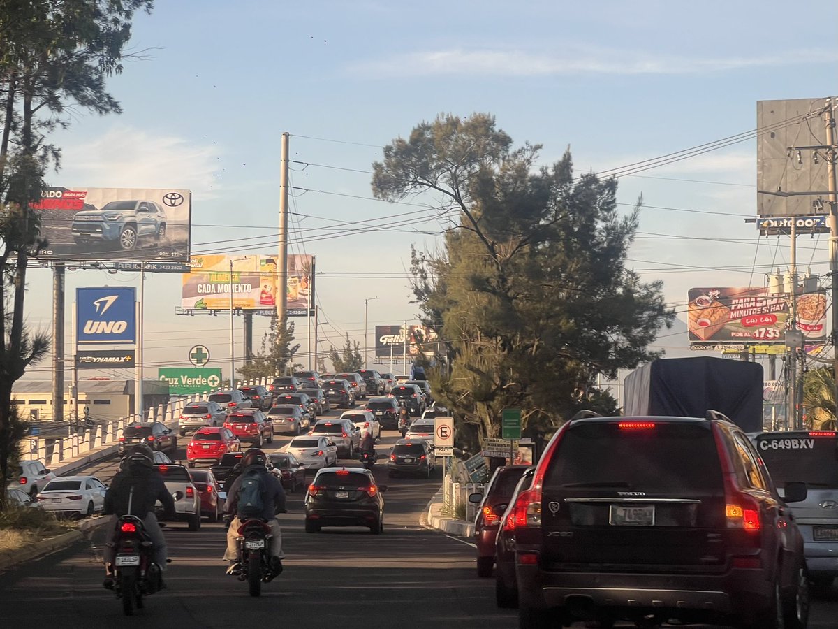 LoneWilhem's tweet photo. @amilcarmontejo Tráfico parado en San Cristóbal desde hace 1 hora 😮‍💨 #traficogt #transitogt https://t.co/k0nPF4hGOG