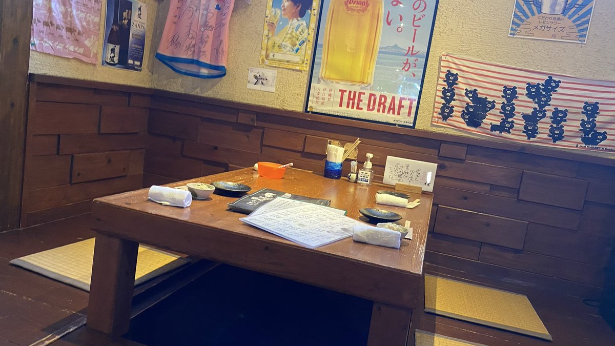 tokuhayanet's tweet photo. 旅するSnowManで、ひーくんとふっかが訪れた「ぶたや黒将（くろまさ）」さんに。
黒将しゃぶしゃぶ鍋、美味しかった！
他にもお二人は以下を注文して食べたって。
•トンペイチーズ焼
•ジーマーミ豆腐
•塩こんぶキャベツ
•紅芋バター
•ナンでアイス紅芋フレーバー
SnowManファンはぜひ！
ご馳走様でした。
#旅するSnowMan #旅スノ #沖縄 #ぶたや黒将 #しゃぶしゃぶ #岩本照 #深澤辰哉