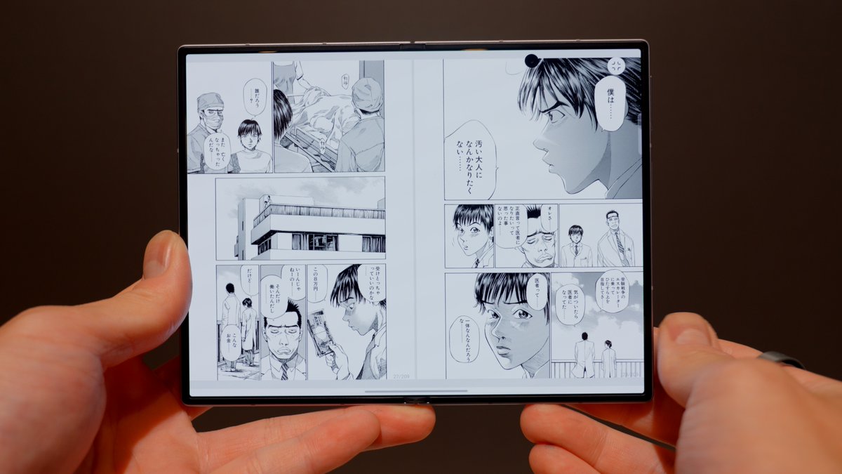 tobalog's tweet photo. ずっと待ち望んでいた！ついにワイドモデルきたー！！！Galaxy Z Fold8。

雑誌とかマンガ読むマンにとってこのサイズとアスペクト比めちゃくちゃ良き！ 白も出るのでこれは買う……！ https://t.co/yGQ1ZkzaWo