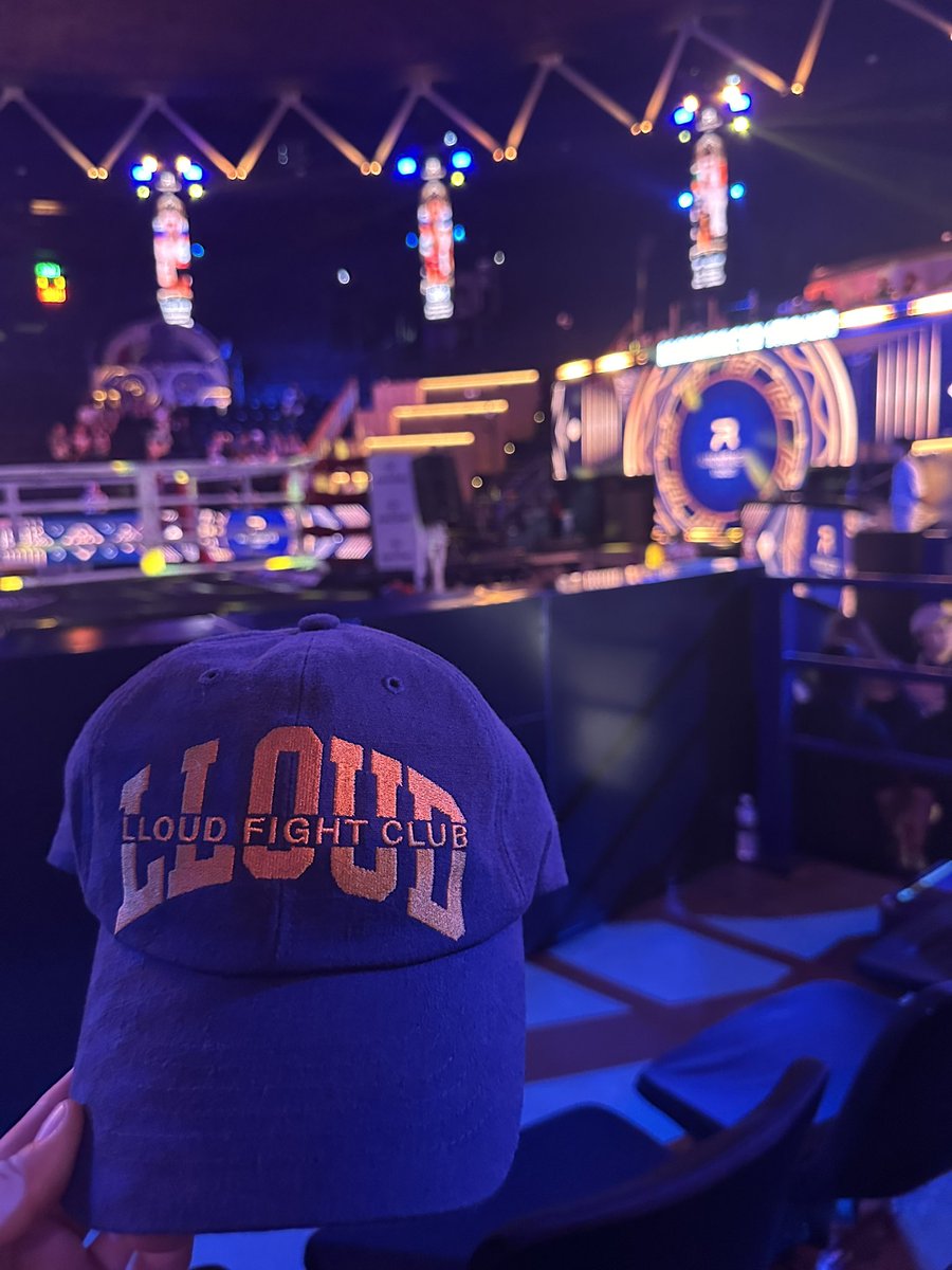 ppeu_life's tweet photo. First time watching Muay Thai at Rajadamnern Stadium with Lisa merch 

#lisa #lalisa #lloud @wearelloud https://t.co/y6Tjjahv22
