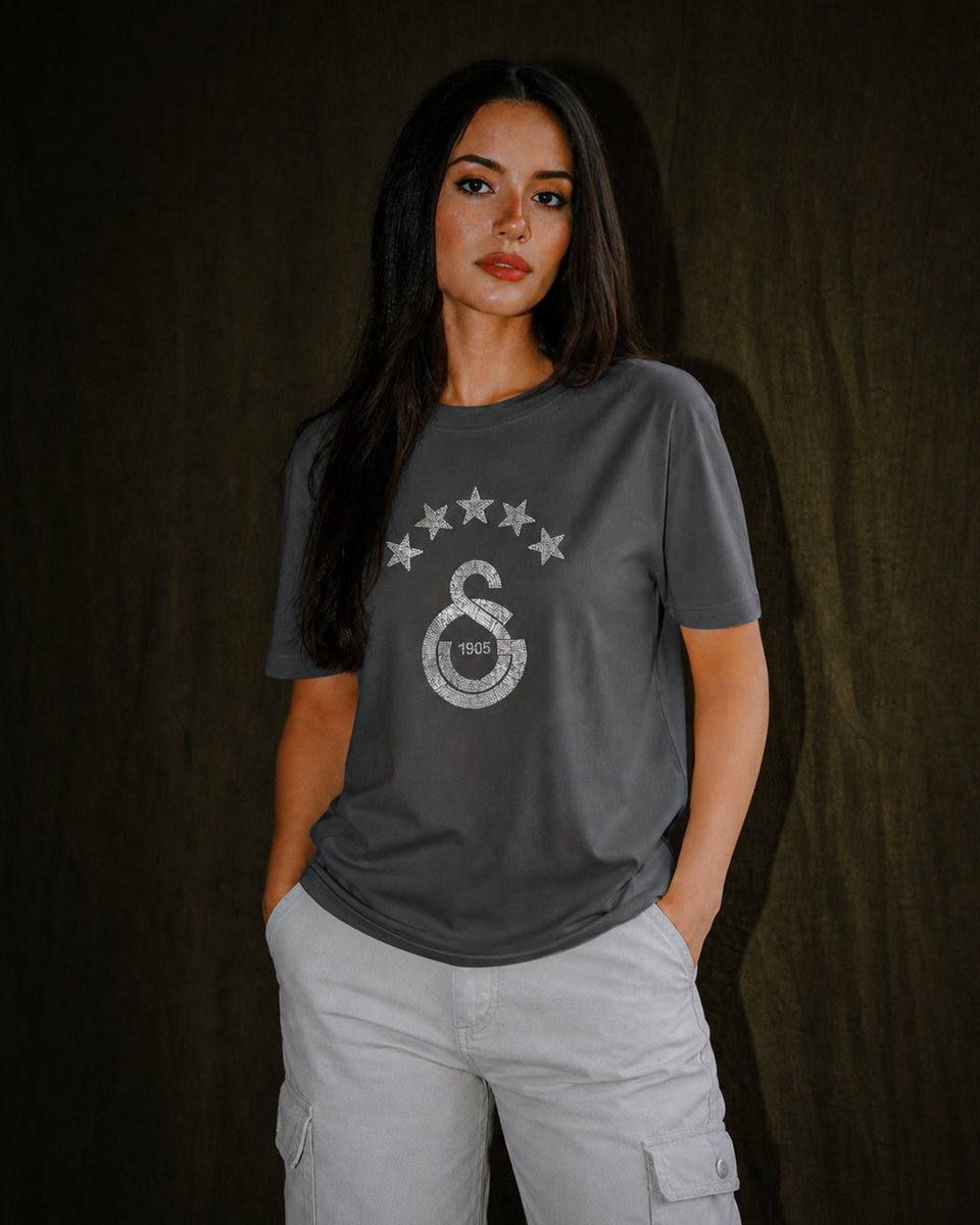 GSStore's tweet photo. Asaletini ışıltıyla yansıt. ✨😎

Taş işlemeli özel tasarımıyla Galatasaray ruhunu modern ve şık bir yorumla buluşturan tişört, dört farklı renk seçeneğiyle tribünde de sokakta da her an seninle. 🙌

📲 https://t.co/nZPiKfsjzW https://t.co/3WfFnen4rL