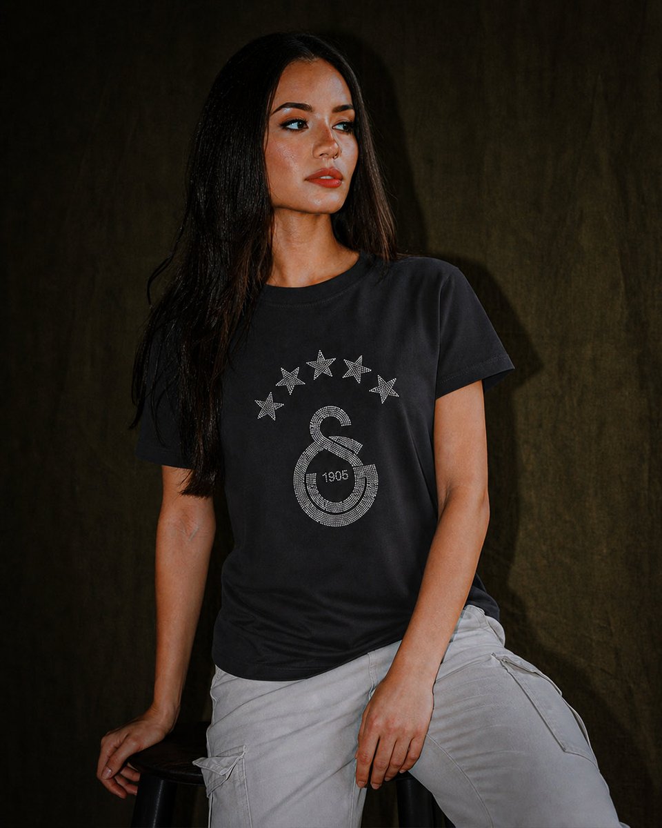 GSStore's tweet photo. Asaletini ışıltıyla yansıt. ✨😎

Taş işlemeli özel tasarımıyla Galatasaray ruhunu modern ve şık bir yorumla buluşturan tişört, dört farklı renk seçeneğiyle tribünde de sokakta da her an seninle. 🙌

📲 https://t.co/nZPiKfsjzW https://t.co/3WfFnen4rL