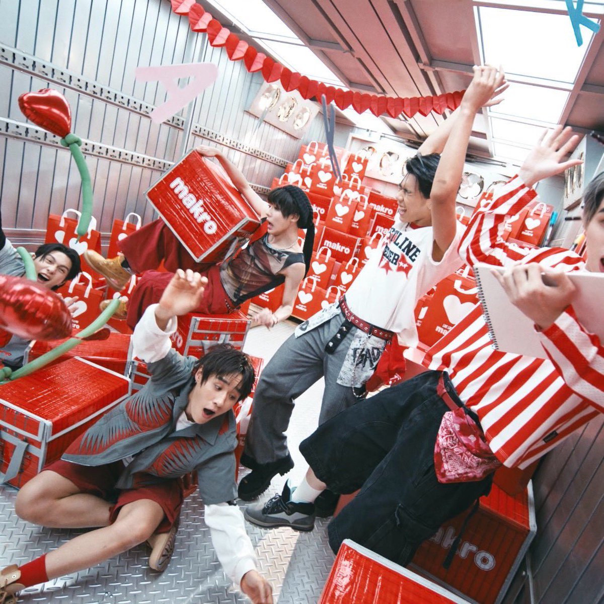 hmukreview's tweet photo. วงนี้จ้างร้อยเล่นล้านอยู่แล้ว 5555555555 บอกเลยพี่แม็คโครเลือกไม่ผิดแน่นอน
#LYKN #LYKN_RakMakMakro https://t.co/YAwbWUgXBx
