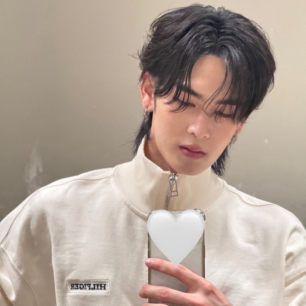 coolkidsfeq's tweet photo. ลูกพี่ผมใส่เสื้อทรงนี้แล้วโคสหล่ออะ 🧎🏻‍♀️🧎🏻‍♀️🧎🏻‍♀️ https://t.co/2LaJFrvLEf