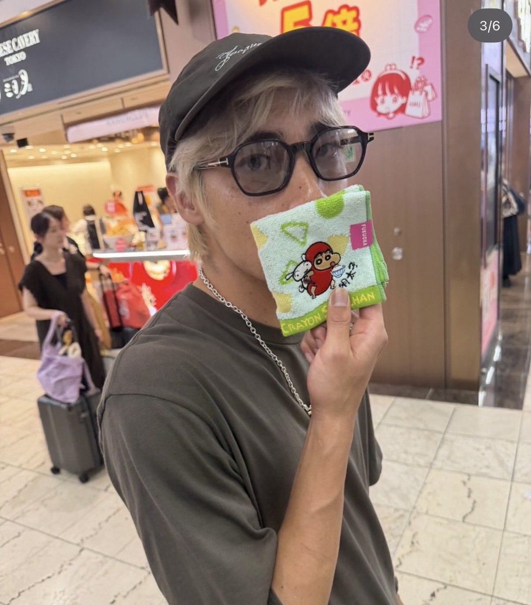 nagasaki_Labo's tweet photo. 博多に来た伊東純也選手に
キューポちゃんだけが気づいとる https://t.co/6YVI1AFhex