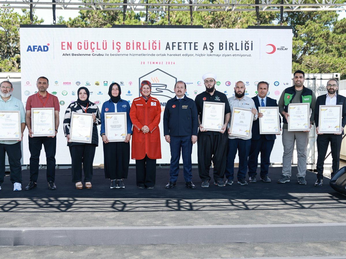 hayratyardim's tweet photo. Hayrat İnsani Yardım Derneği olarak, Afet Beslenme Grubu’nun bir üyesi olmanın gururunu yaşıyoruz.

Türkiye Afet Müdahale Planı (TAMP) kapsamında oluşturulan Afet Beslenme Grubu üyeliğimiz ile afetlere hazırlık, müdahale ve iyileştirme süreçlerinde paydaş kurumlarla daha güçlü bir koordinasyon içerisinde çalışmalarımıza devam edeceğiz.

İnsana hizmet yolunda sorumluluğumuzun bilinciyle, ihtiyaç duyulan her an sahada olmaya; afetlerden etkilenen kardeşlerimizin yanında yer almaya kararlılıkla devam ediyoruz.

Bu süreçte bizlere güvenen tüm bağışçılarımıza, gönüllülerimize ve destekçilerimize teşekkür ederiz.

Dünya İyilikle Değişir.
