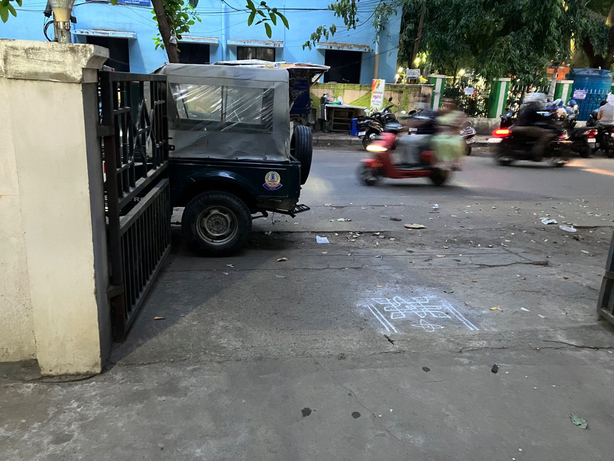 NaanOkNee's tweet photo. @tnpoliceoffl Why is a Police jeep parked unattended in front of my house, blocking my path. No policeman around. https://t.co/63HcBPuXPY