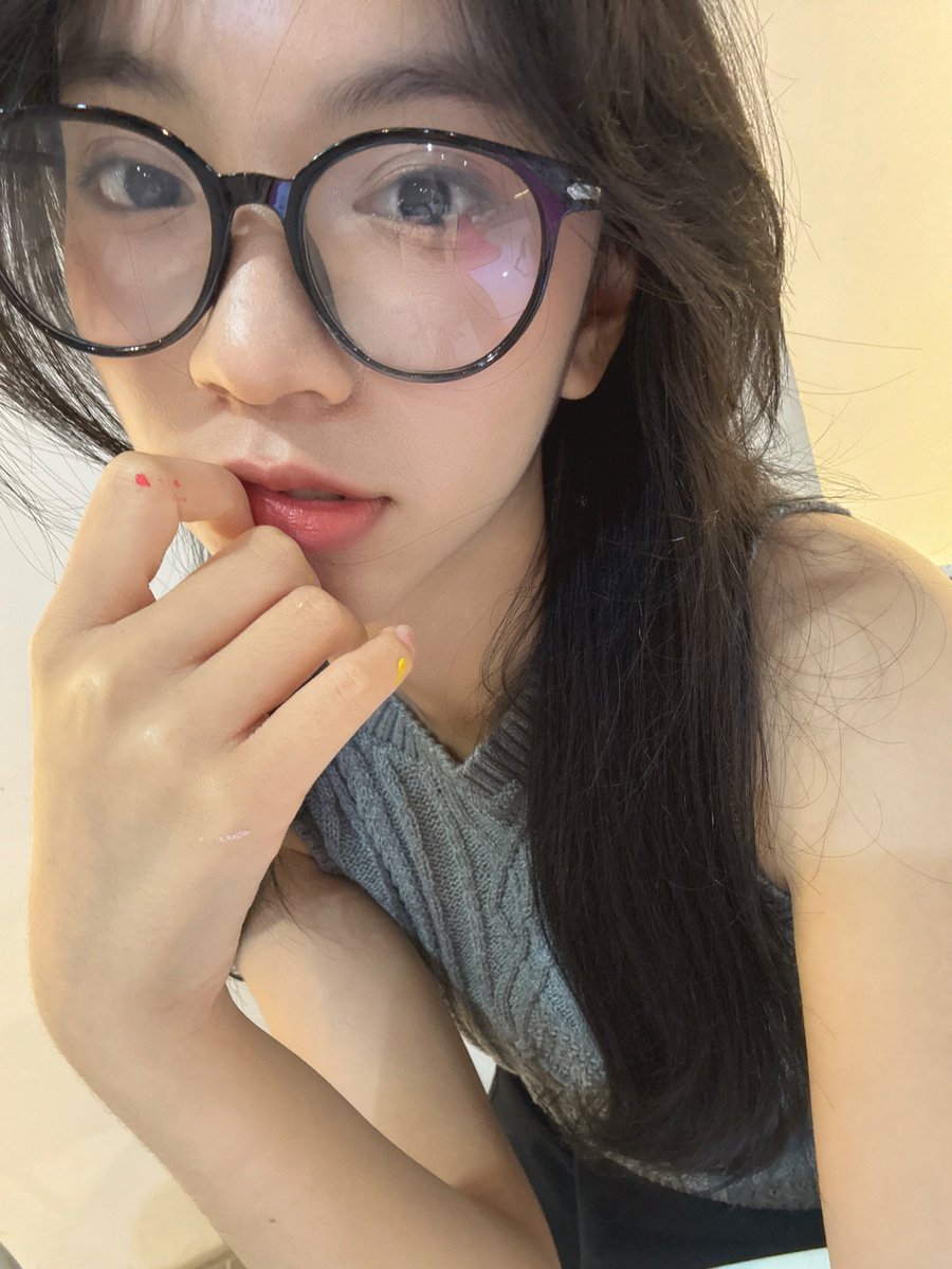 amutabibi's tweet photo. @txfrtdyyy @Aralie_JKT48 Semoga diumur kamu yg baru ini makin banyak kenangan manis dan berharga buat kamu kenang di masa tua nanti, walaupun mungkin bakal ada hal yg g mengenakan atau g sesuai harapan semoga itu bisa jadi pembelajaran yg bikin kamu tumbuh dan berkembang lebih baik lagi
HBD @Aralie_JKT48 https://t.co/EARZNf8wfY