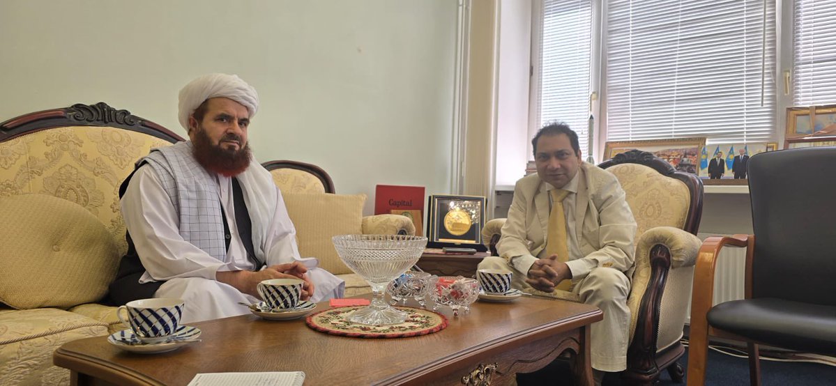 AfghanEmbRussia's tweet photo. په مسکو کې د افغانستان اسلامي امارت سفیر، ښاغلي مولوي گل حسن حسن، د بنگله‌دېش له سفیر ښاغلي محمد نظرالاسلام سره وکتل.
ښاغلي سفیر په افغانستان کې د پانگونې لپاره د رامنځ ته شوو مناسبو فرصتونو په اړه معلومات وړاندې کړل او هیله یې څرگنده کړه، https://t.co/qwbuyUc8Mw
