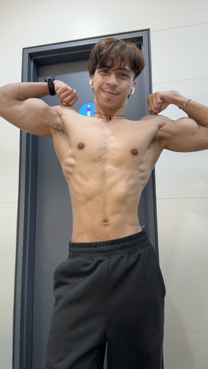 eszrelle's tweet photo. i love the guns https://t.co/viCfLb24JP