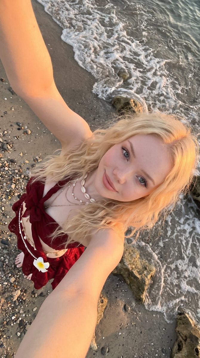 Lyramoves's tweet photo. The ocean always knows how to slow everything down.

#blonde #girl #beachlife #sunset #sea #summer #nature #vibes https://t.co/XCQYLPsiia
