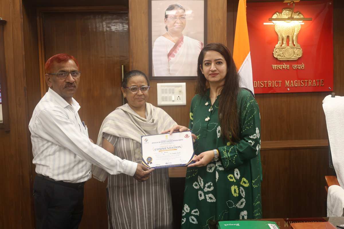 DM_North_Delhi's tweet photo. Behind every clean electoral roll is a dedicated BLO. 🙌 Proud to honour our top performers from North Delhi with Certificates of Commendation for their exceptional commitment to work #SIR #northdelhi @CeodelhiOffice  @ECISVEEP @LtGovDelhi @CMODelhi @rai_saloni https://t.co/TxPafrYSSr