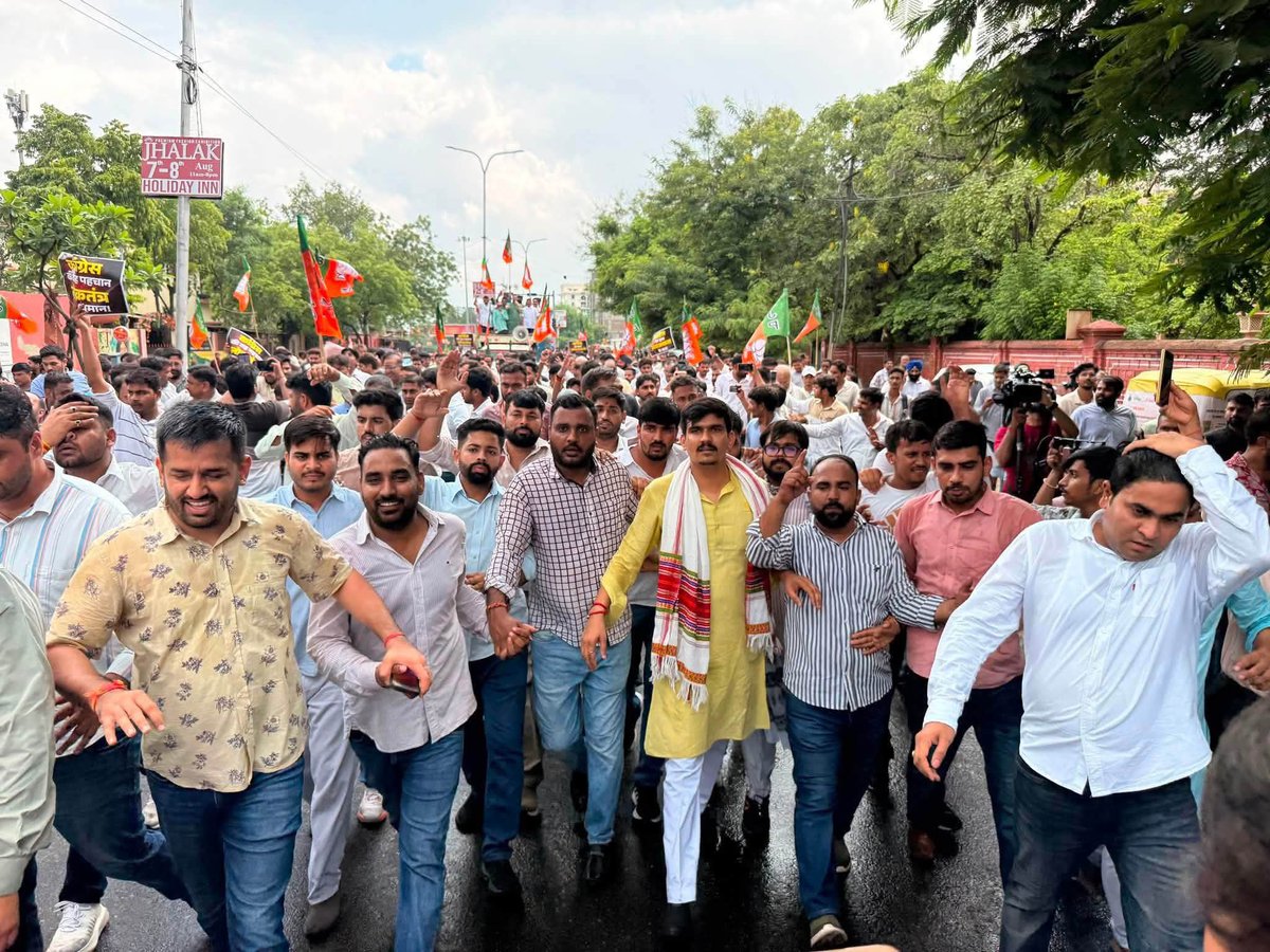 mukeshpanwarteu's tweet photo. नई दिल्ली में नेता प्रतिपक्ष राहुल गांधी द्वारा प्रधानमंत्री आवास के बाहर धरना देने, संसद की कार्यवाही बाधित करने एवं जंतर-मंतर पर हुई कथित पत्थरबाजी के विरोध में आज भारतीय जनता पार्टी, राजस्थान के प्रदेश पदाधिकारियों एवं कार्यकर्ताओं ने जमकर विरोध प्रदर्शन #bjpraj https://t.co/X63O9XeQ95