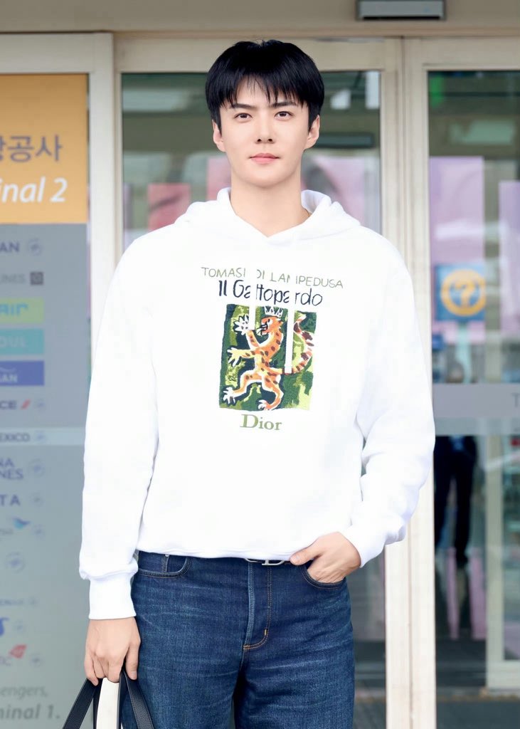 threev0oif's tweet photo. 🧡🥰

#SEHUN #세훈 
SEHUN DIOR SIAM PARAGON
#DiorSiamParagonxSehun https://t.co/LvMGeaCPpT