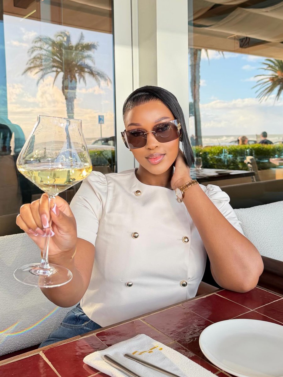 sfisomahla14431's tweet photo. Felo le tee he is cheating on his girlfriend Lihle Sam with Naquueda. 😭😭😭 https://t.co/iekcqkC4vM