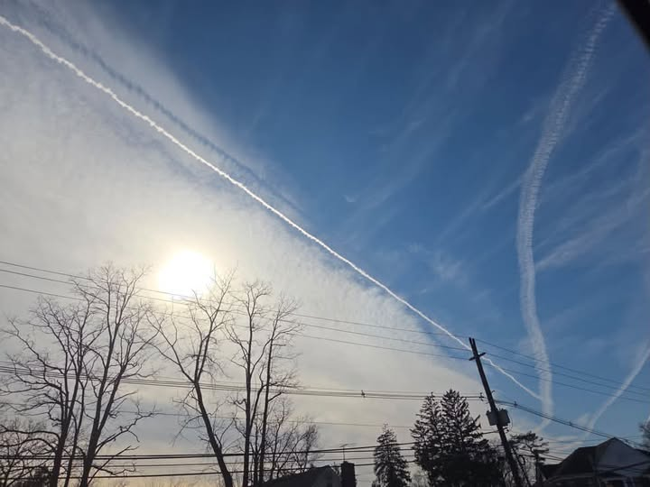DELTA9_DELTA9's tweet photo. why do so many people think this is normal #geoengineering @IonisedSkyWatch https://t.co/JlXlXsC78j