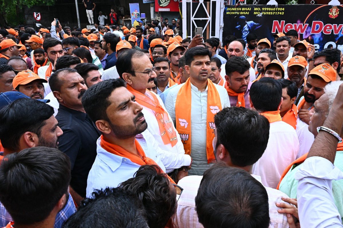 PradipsinhGuj's tweet photo. લોકતંત્રની મર્યાદાના સન્માન માટે ભારતીય જનતા પાર્ટી દ્વારા ધરણા પ્રદર્શન.!! 

આદરણીય પ્રધાનમંત્રી શ્રી @narendramodi સાહેબના નિવાસસ્થાન બહાર ગતરોજ કોંગ્રેસના નેતાઓ દ્વારા કરાવામાં આવેલા પ્રદર્શન અને ગેરવર્તણૂકના વિરોધમાં પ્રદેશ ભાજપ અધ્યક્ષ માન. શ્રી @iJagdishBJP જીના નેતૃત્વમાં કોંગ્રેસ કાર્યાલય ખાતે ભારતીય જનતા પાર્ટી દ્વારા અમદાવાદ સ્થિત ગુજરાત પ્રદેશ કોંગ્રેસ કાર્યાલય ખાતે આયોજિત શાંતિપૂર્ણ ધરણા પ્રદર્શનમાં ઉપસ્થિત રહી કોંગ્રેસનો વિરોધ દર્શાવ્યો.
